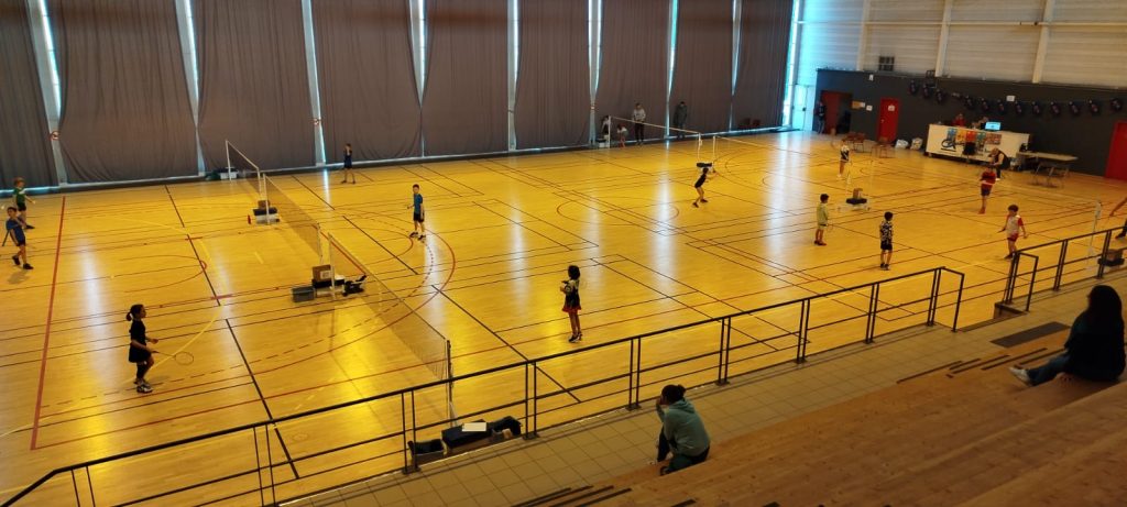 Les jeunes du VCB en séance d'entraînement, plusieurs terrains occupés